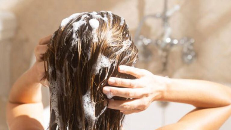 Read more about the article Les Bienfaits du Shampooing Sans Sulfate pour Vos Cheveux